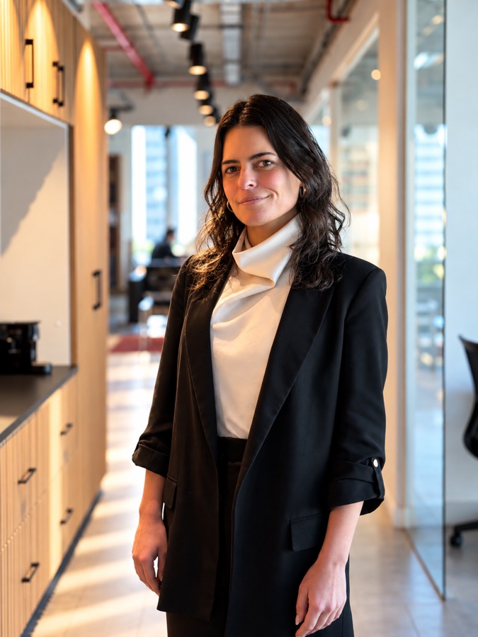 Claudia Carrasco, Asociada