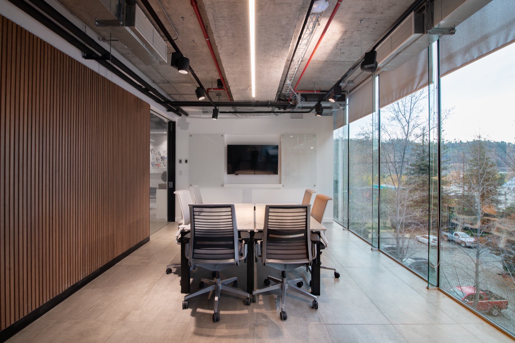 Meeting room with a window onto the neighbourhood greenery